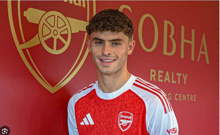Archie Stevens ký hợp đồng với Arsenal.