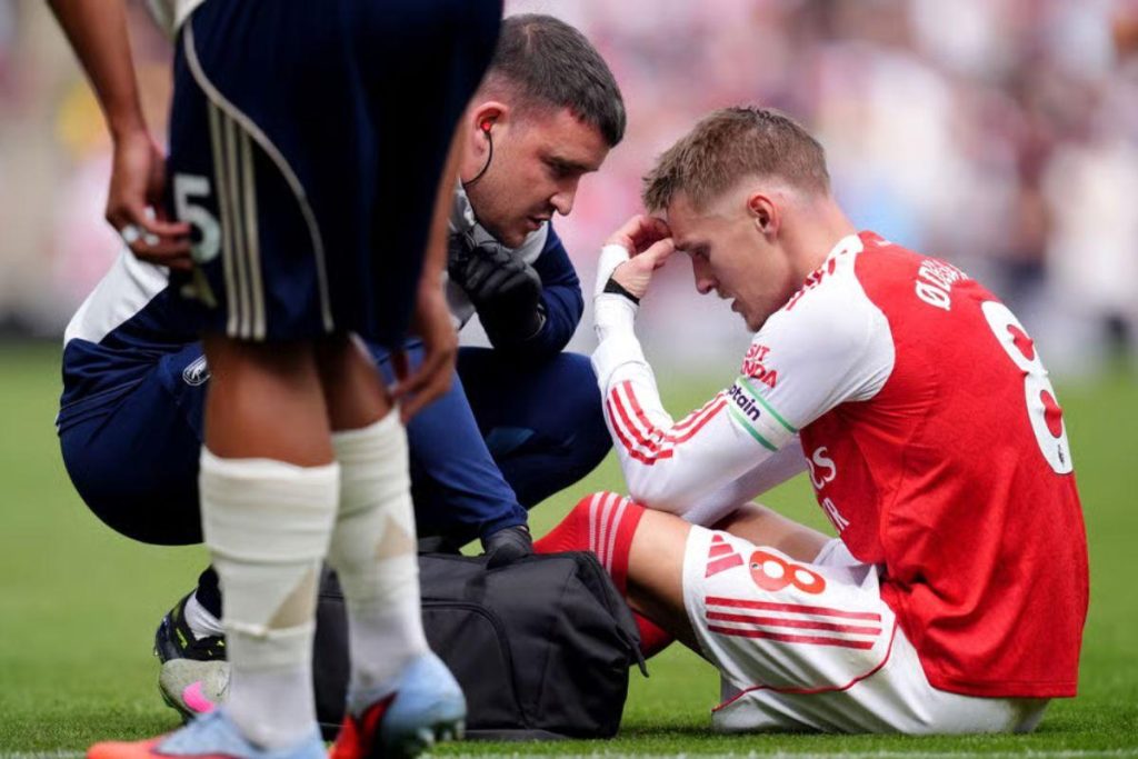 Odegaard đau vai sau pha tiếp đất không thuận lợi