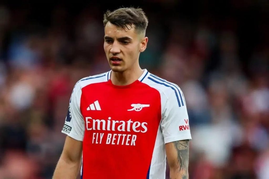 Jakub Kiwior không thể chiếm được vị trí đá chính tại Arsenal.