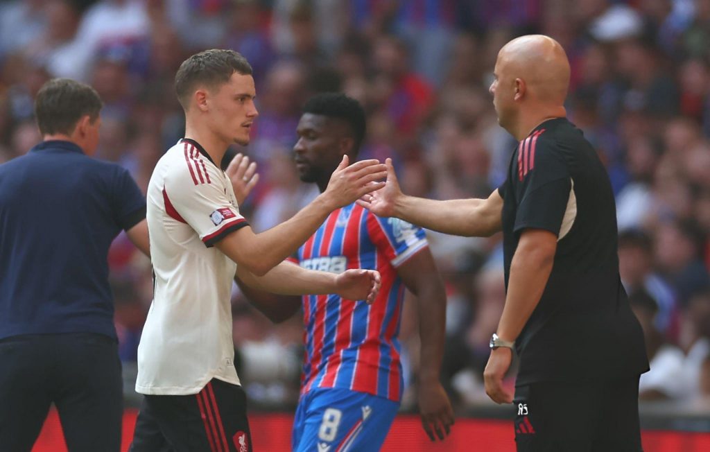 Arne Slot cho rằng Florian Wirtz cần thời gian thích nghi trong màu áo Liverpool