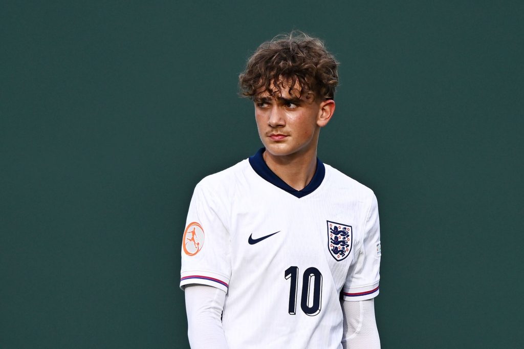 Dowman sở hữu mức lương kém Saka tới 1.000 lần.