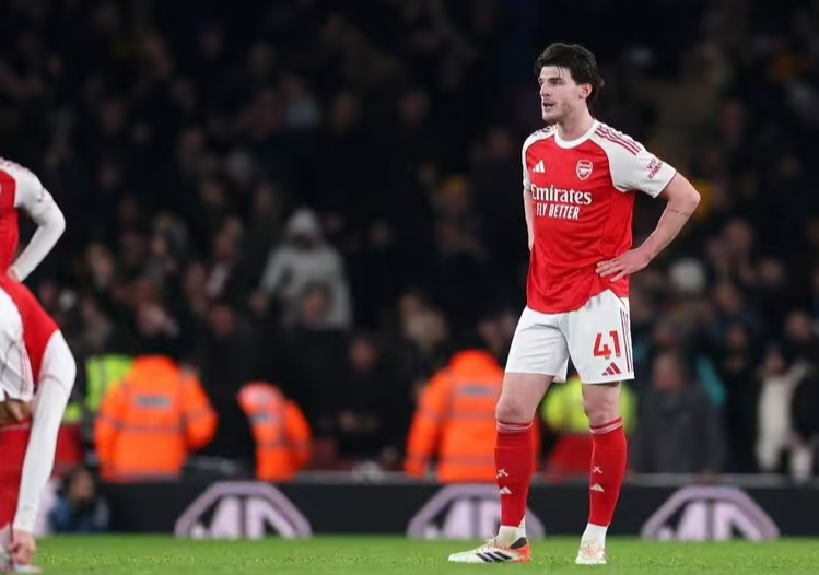 Declan Rice tỏ ra thất vọng vì lối chơi của Arsenal trước Wolves.