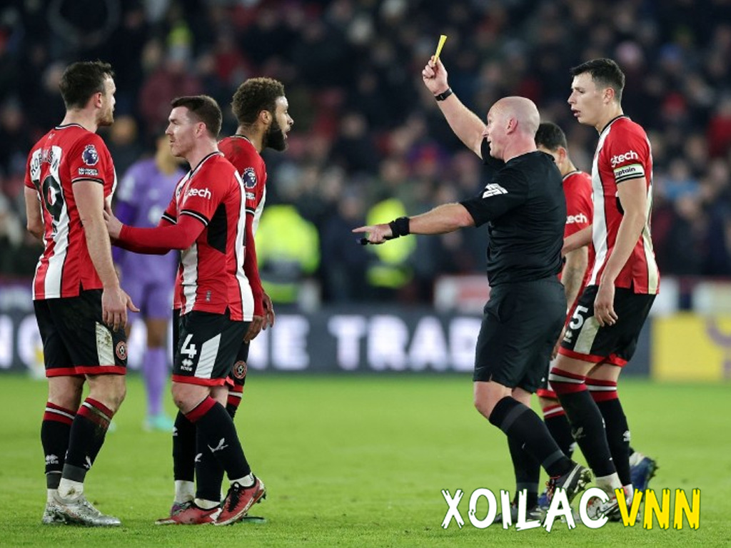 cau-thu-nhan-the-phat-tai-ngoai-hang-anh