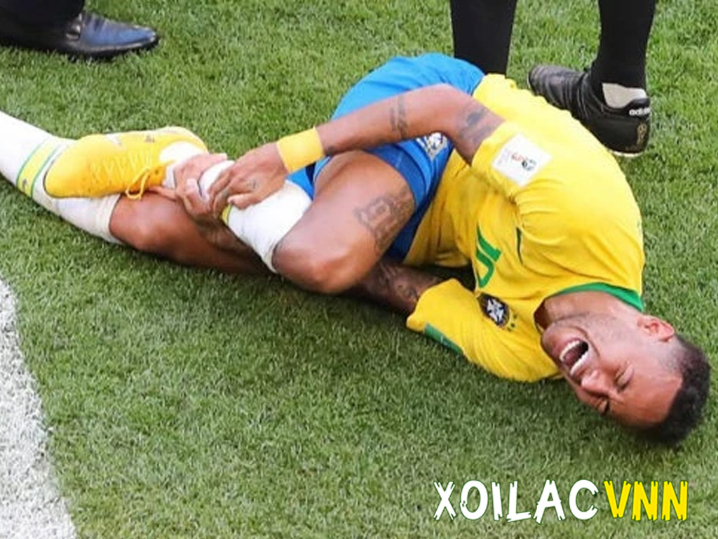 Cầu thủ ăn vạ nhất thế giới là ai? Pha ngã để đời và tranh cãi