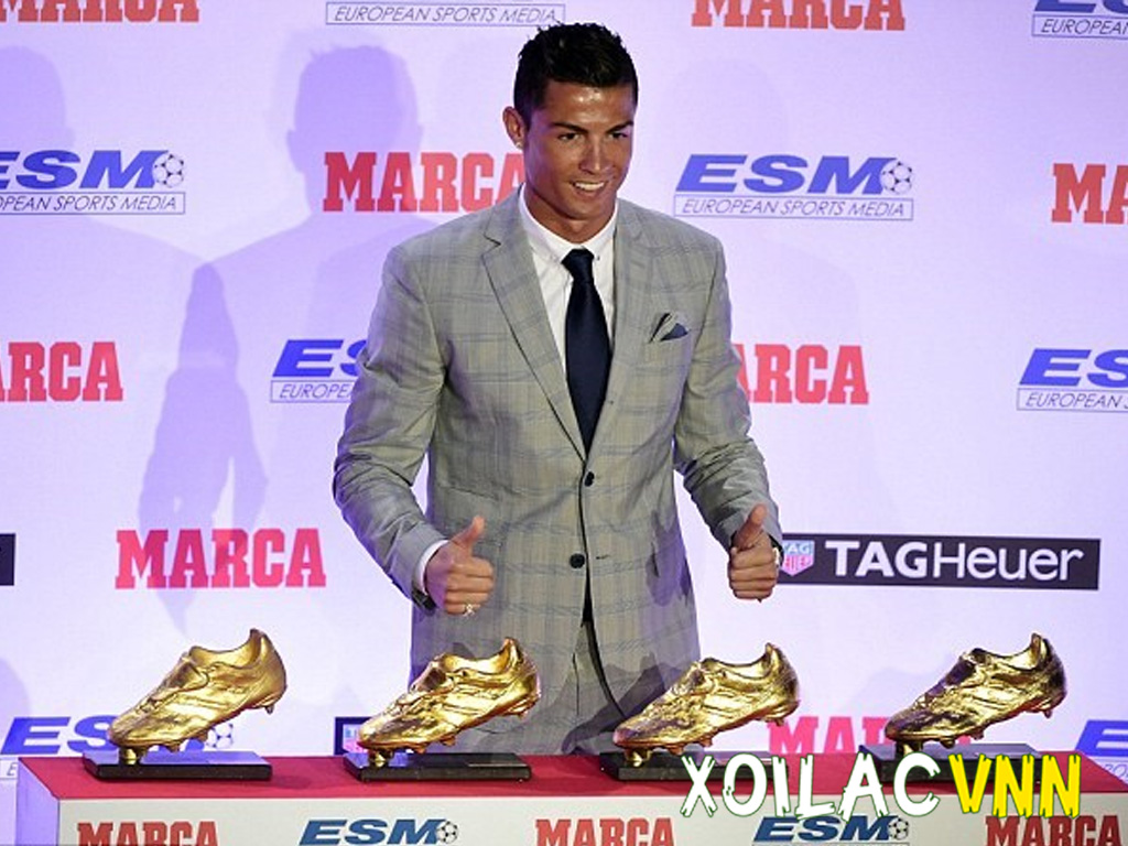ronaldo-voi-chiec-giay-vang
