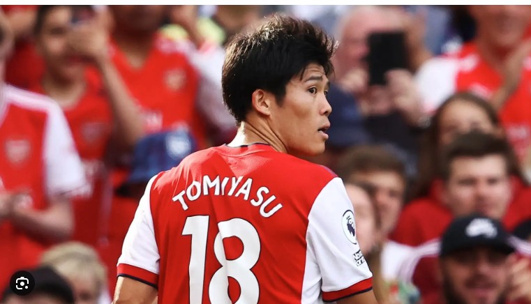 Mặc dù nhận được sự quan tâm từ AC Milan và Brighton, Tomiyasu chọn Ajax như một bệ phóng để trở lại bóng đá đỉnh cao.