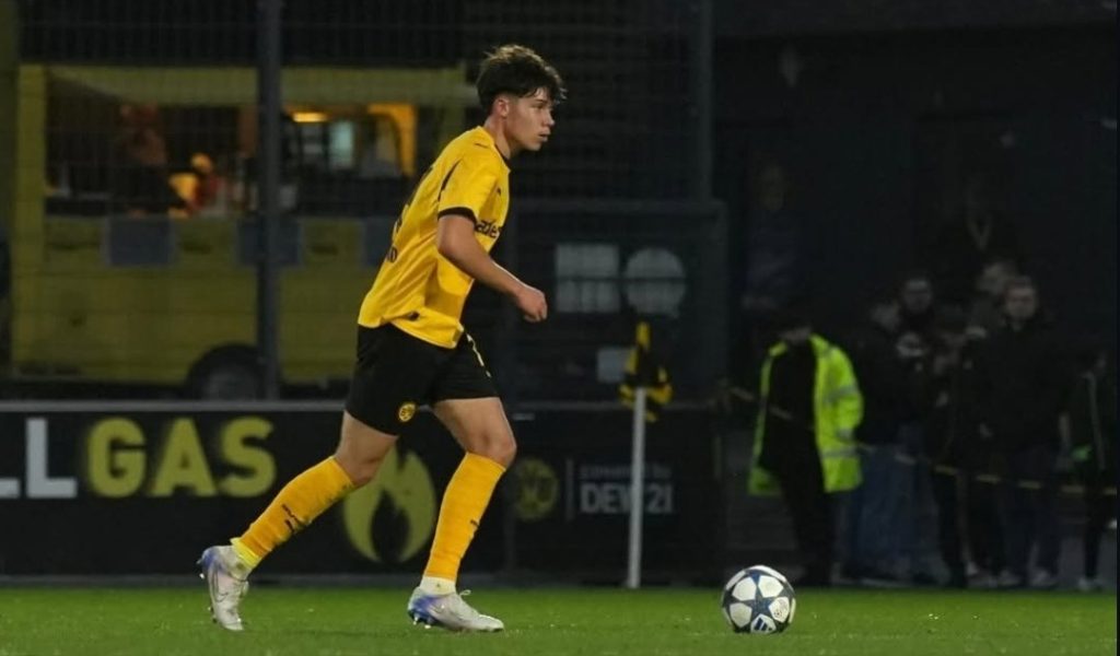 Trung vệ 17 tuổi hiện đang thi đấu cho đội U19 của Dortmund