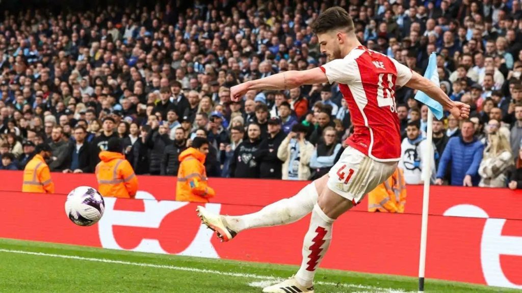 Arsenal thuê chuyên gia ném biên giữ kỷ lục thế giới