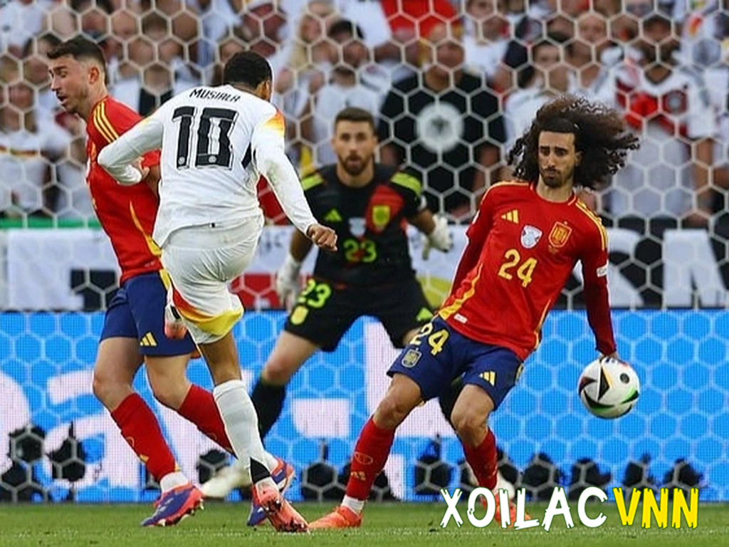 cau-thu-de-bong-cham-tay-trong-vong-cam