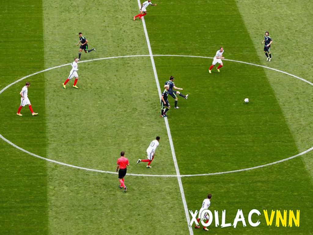 cau-thu-giao-bong-sau-khi-ghi-ban